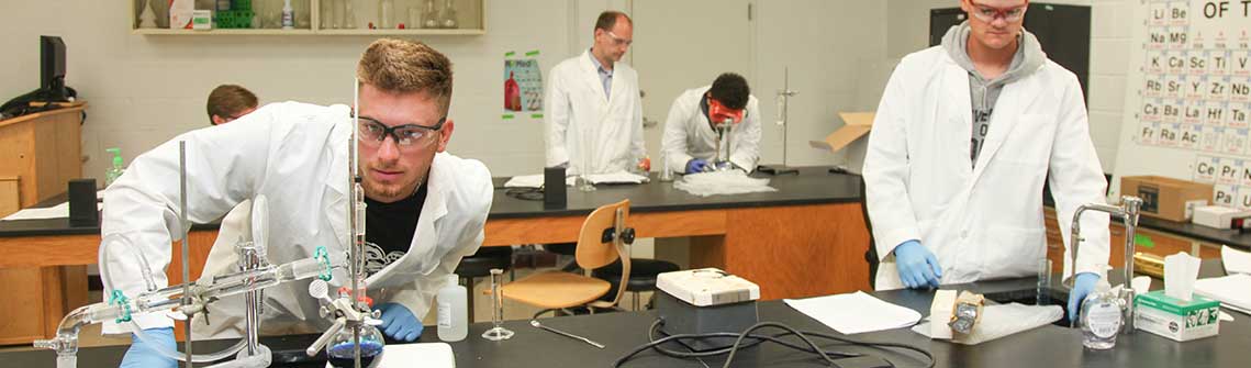 photo of students working in a chemistry lab at Thomas University